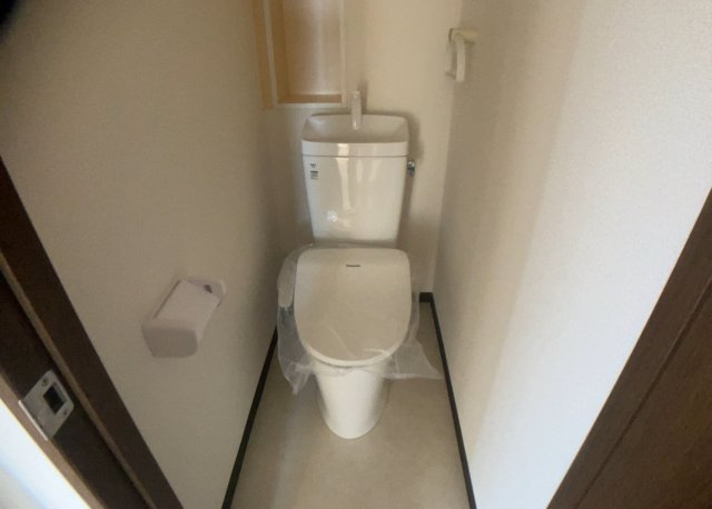 トイレは大きさや形、機能、抗菌性などが異なる多種多彩なタイプが各メーカーから出ています。それぞれに良さがあるため、事前にどういったタイプのトイレがいいのかをご家庭内で決めて、内見に行くといいでしょう。