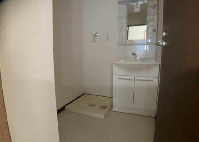 洗面脱衣所は「体を綺麗に整える場所」という目的と役割を持っています。そして便利で使い勝手のいい「体を綺麗に整える場所」にするためには、配置や動線、照明や収納計画をしっかりと検討しておく必要があります。
