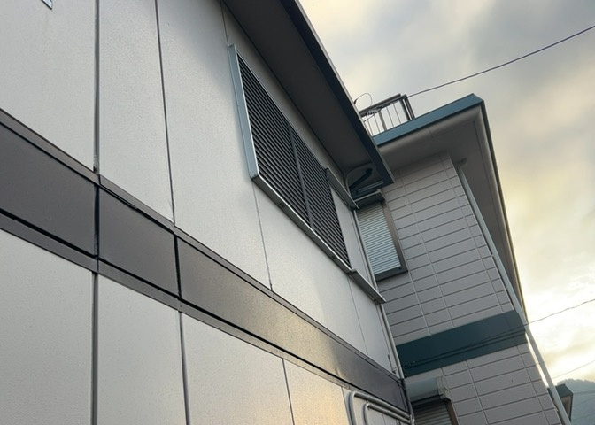 バルコニーは、室外の専用スペースのうち、「屋根がなく開放された空間」であるものを指します。ベランダより広いタイプのものが多く、日当たりもよいため家庭菜園などを楽しみたい人にとって適した環境となります。