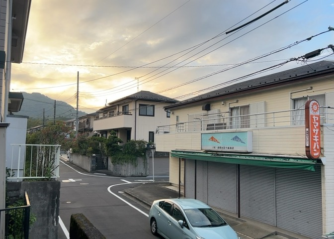 眺望を気にして物件を探す場合、前面に建物が建っていないか現地で確認しましょう！前面に建物があると景色はもちろん、日当たりや風通しにも影響が出てきます。住んだ時のことを想像しながら現地見学をしましょう。