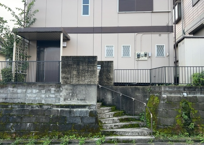 住宅用の土地では前面道路に2m以上接していなければならないと法律で定められています。しかし、お持ちの車のサイズやライフスタイルなどにより、2mでは利便が悪い場合もございますので、事前に確認しましょう。