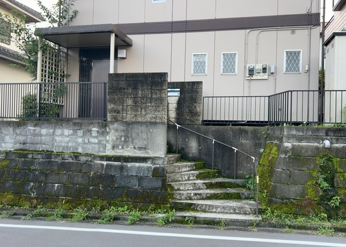 お持ちの車種によっては前面道路が広い方が便利でしょう。しかし、前面道路が広ければその分交通量が多くなるため、騒音などが気になる場合があります。実際に現地を見学し、周辺交通量や騒音などを確認しましょう！