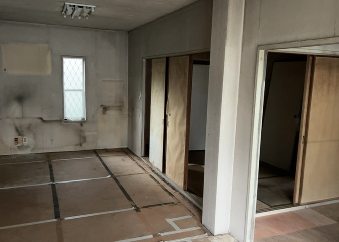 L型アイランドタイプは、キッチンからダイニングにもリビングにも目が行き届くので、とても使いやすい配置です。L字型独立タイプは、キッチンを独立させてるためLDKというよりもLDといった様なイメージです。