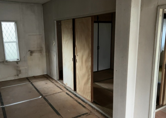 ダイニングとキッチンの間を扉や壁などで仕切らず、一体化させた間取りです。キッチンカウンターがついている物件ならば、食事をキッチンカウンターで取ることで、ダイニングスペースをリビングとして使用できます。