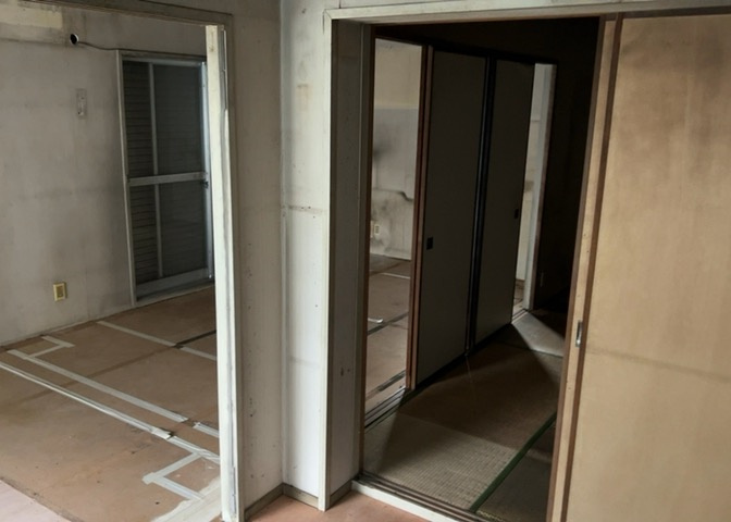 直線タイプはLとDKを一直線に並べた形で対面キッチンのタイプです。一般的なのでよく見かけるかもしれません。直線タイプに似た直接アイランドタイプは、キッチンとダイニングの間に壁がない分広く感じられます。