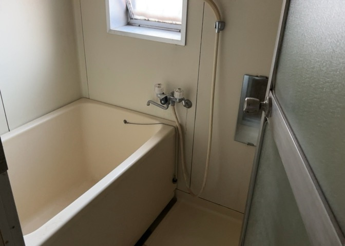 入浴時の快適さも大事なことですが、綺麗な状態を維持できなければ気持ちよく入浴できません。毎日の掃除が楽という点は大事なポイントになります！カビが生えにくく掃除がしやすい、壁や浴槽を選ぶといいでしょう。