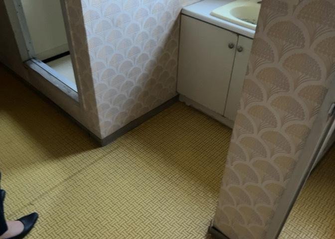 多くの戸建て住宅で見かける洗面脱衣所は、洗面台と洗濯機が2畳ほどのスペースに並べられていて、洗面所が脱衣所を兼ね備えている間取りが一般的です。お客様が利用することもある、パブリックな空間でもあります。