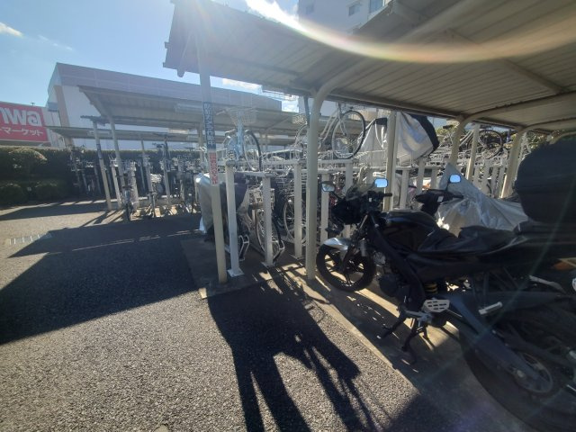 屋根付きの駐輪場を完備。雨の日も安心して利用できます。