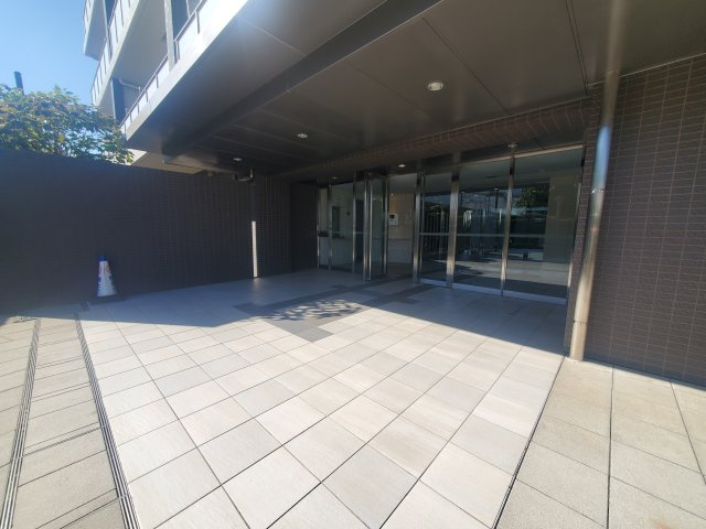 オートロック付きのエントランス。ホテルライクで落ち着いた佇まいです。