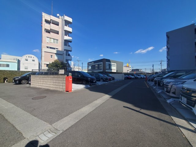 建物と駐車場がゆったり配置され、圧迫感の少ない敷地計画です。