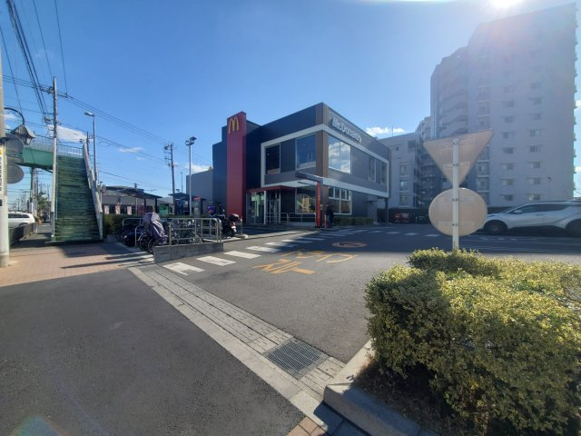 マクドナルドが近く、ちょっとした外食やテイクアウトにも便利な環境です。