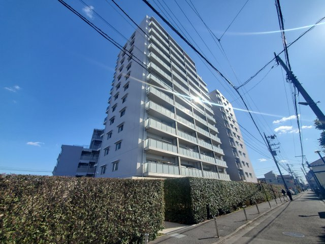 敷地にゆとりを持たせた配置で、周囲からも存在感のある建物です。
