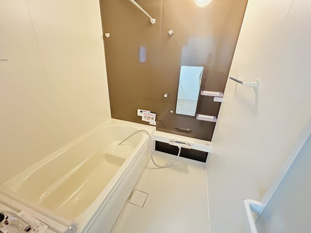 現地写真　乾燥・暖房・涼風と充実の内容！お風呂に入る前に暖房をつけておけば、寒い嫌な思いはしません。         　
