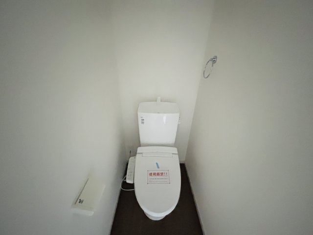現地写真　節水タイプのウォシュレット付きトイレ、水道料節約に一役買います！       　