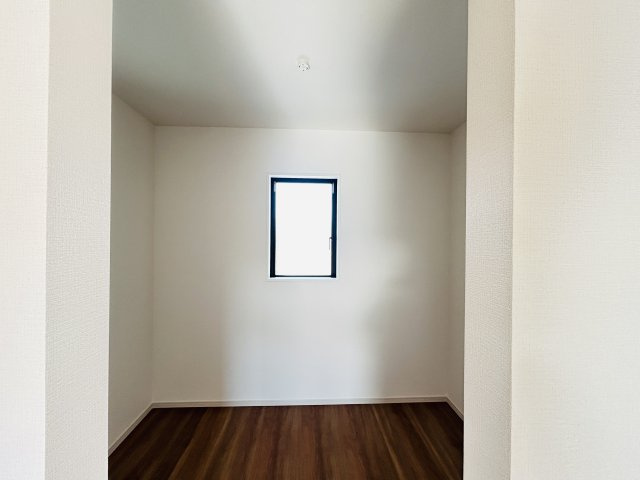 現地写真　主寝室の大型のウォークインクローゼットは収納ラクラク、お部屋スッキリ♪       　      　      　　       　      　