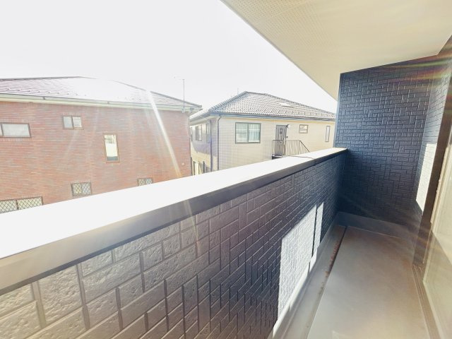 現地写真　日当たりの良いバルコニーは気持ちよく洗濯物が干せます♪       　       　     　　　