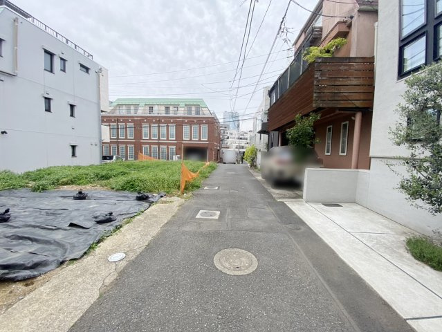 前面道路から敷地奥まで見渡せる、開放感ある整形地です。道路との高低差が少なく、ベビーカーや自転車の出し入れもスムーズ。静かな住宅街で、ご家族が落ち着いて新生活をスタートできる平坦な環境が魅力です！