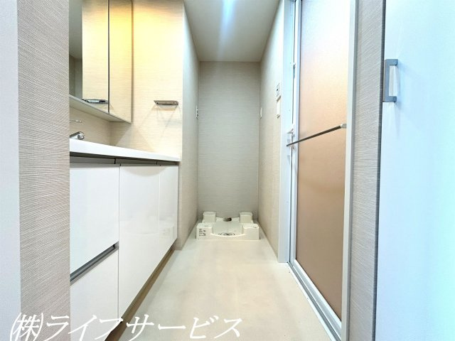 洗面室／三面鏡洗面化粧台、洗濯パンはかさ上げタイプです！