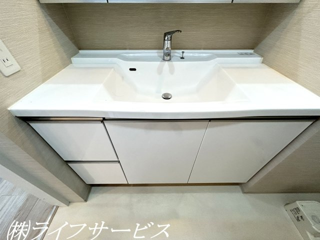 三面鏡タイプのシャワー付洗面化粧台