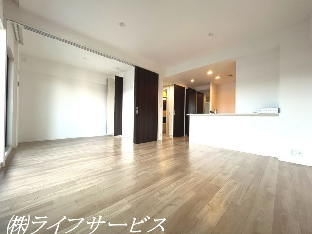 リビングルーム13.5帖／東南向きの陽当り良好のお部屋です！隣の洋室とつなげて広々とお使いいただけます。