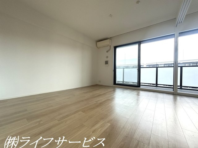 リビングルーム13.5帖／東南向きの陽当り良好のお部屋です！
