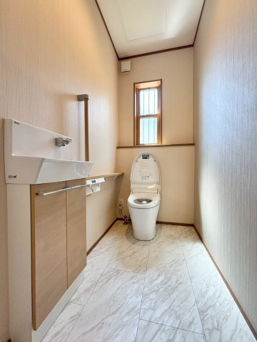 手洗いカウンターが独立して設置された使い勝手の良い清潔感溢れるトイレです。小窓が付いているため自然な換気がスムーズに行えるだけでなく、日中は明るい光が差し込み、いつでも気持ちよく使用できます！