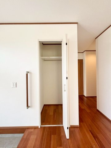 生活空間を広々と美しく維持するために欠かせない、使い勝手の良いホール収納！掃除機などの大型生活家電や共有スペースで使う荷物をサッと片付けられるため、急な来客時にも慌てず綺麗な住まいを演出できます！