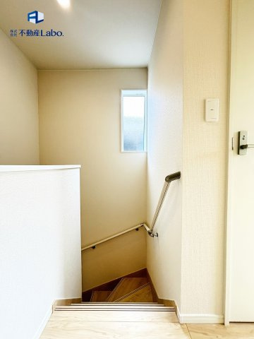 ●階段●　階段には手すりが付いており、小さなお子様から高齢の方まで上り下りしやすくなっております。