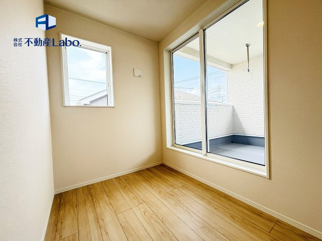 ●洋室●　ゲストルーム、書斎、趣味部屋、子供部屋など多用途に使用できる居室♪フローリングと白い壁紙のため家具や装飾のテイストを選ばないため、幅広く対応できます♪
