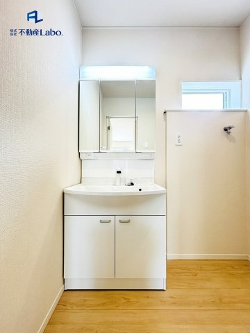 ●洗面室●　キャビネット付き洗面化粧台♪歯ブラシや化粧品などの収納に便利です♪鏡は3面鏡となっております。清潔感のある洗面所は、毎日の身支度も気持ちよくお使いいただけます♪