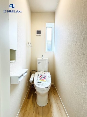 ●トイレ●　1階、2階それぞれに温水洗浄便座となっております♪
