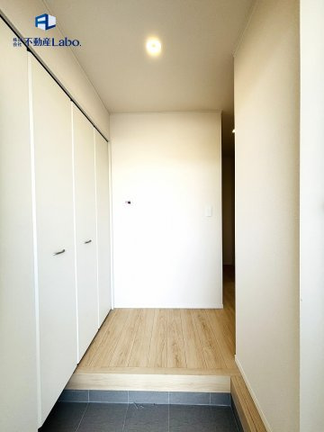 ●玄関ホール●　玄関は、住まいの「第一印象」を決める大事な空間。だからこそ広さ、採光、清潔感にこだわった造りとなっております♪　シューズボックスは大容量となっており実用性を兼ねそろえた玄関♪