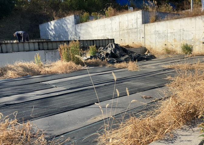 土地の面積＝住宅面積ではありません。建ぺい率の問題などで、土地のある場所によって住宅を建てられる面積は限られています。高さもしかり、「土地」という言葉の中には、建築条件も含まれると考えておきましょう。