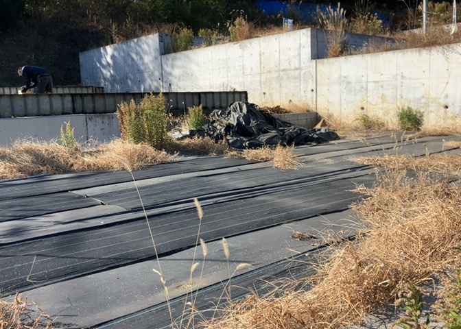 家を建てる場合、方位は要チェックです。現実的に日当たりのよい家ならばリビングは南側、建築基準法でも北側に当たる家への配慮は求められています。土地を見学に行く際は、方位磁針を持って行くようにしましょう。