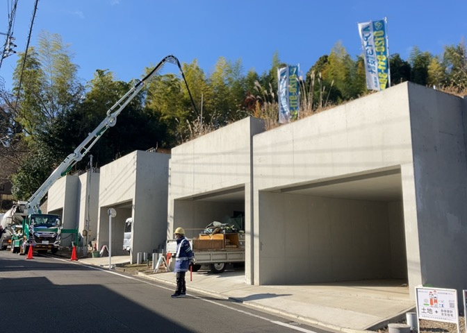 現地に行くなら、物件の周囲の地形がどうなっているかを見ることも大切です。周辺より低くなっている土地では、大雨などで水が集まりやすいため、地盤が弱くなっているということも考えられるため、注意が必要です。