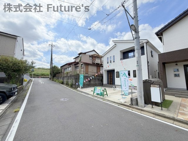 前面道路含む現地写真です。