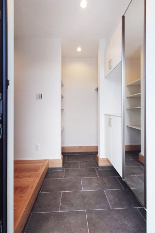 【同社施工例】※類似同仕様です。開口部のデザインや位置等のデザインが異なります。