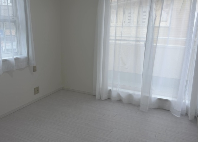 寝室でゆっくりと過ごすためにはベッド周りの適度な空間を担保することや窓の位置、照明の明るさ、寝室の広さなどを考える必要があります。自身や家族の構成とライフスタイルに併せて寝室にする部屋を選びましょう！