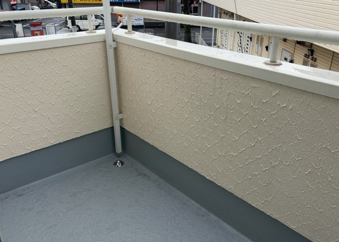 バルコニーは、室外の専用スペースのうち、「屋根がなく開放された空間」であるものを指します。ベランダより広いタイプのものが多く、日当たりもよいため家庭菜園などを楽しみたい人にとって適した環境となります。