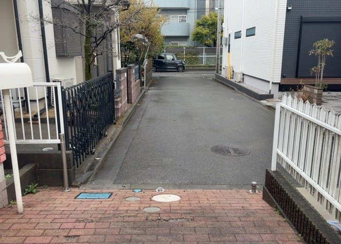 お持ちの車種によっては前面道路が広い方が便利でしょう。しかし、前面道路が広ければその分交通量が多くなるため、騒音などが気になる場合があります。実際に現地を見学し、周辺交通量や騒音などを確認しましょう！