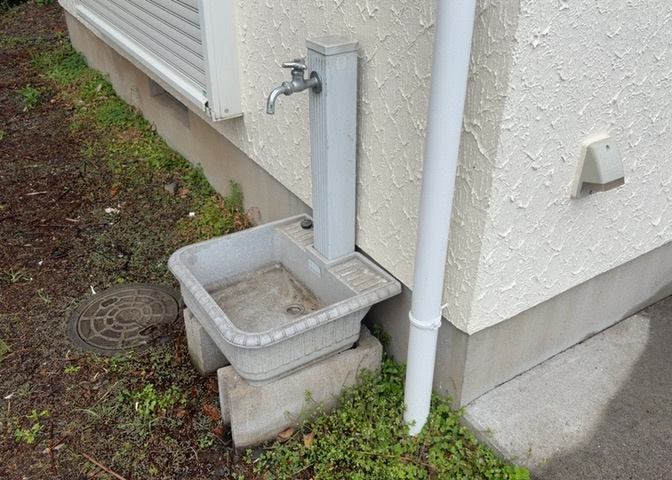 敷地内に散水栓や立水栓があると便利です。水道水を直接利用できるため、水を運ぶ手間を省くことが出来ます。大量の水を必要とする洗車作業や清掃などに役立ちます。その他設備とあわせて、現地でご確認ください。