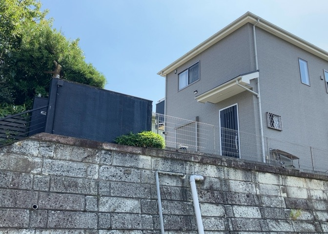 バルコニーは、室外の専用スペースのうち、「屋根がなく開放された空間」であるものを指します。ベランダより広いタイプのものが多く、日当たりもよいため家庭菜園などを楽しみたい人にとって適した環境となります。