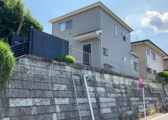 玄関は家の顔でもあり、家族以外の目にも止まる場所です。玄関は外との間を仕切る扉、靴などをしまっておく収納スペース、靴脱ぎのたたきスペース、来客とのやり取りをするドアホンなど複数のアイテムからなります。