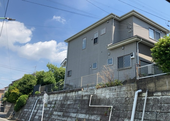 木造住宅とは土台、壁、柱など建築物の強度を支える構造体の材に木が使用されている構造を指します。構造体は建物の自重を支えるだけではなく風圧や水圧、積裁荷重などあらゆる衝撃に耐えるための基礎です。