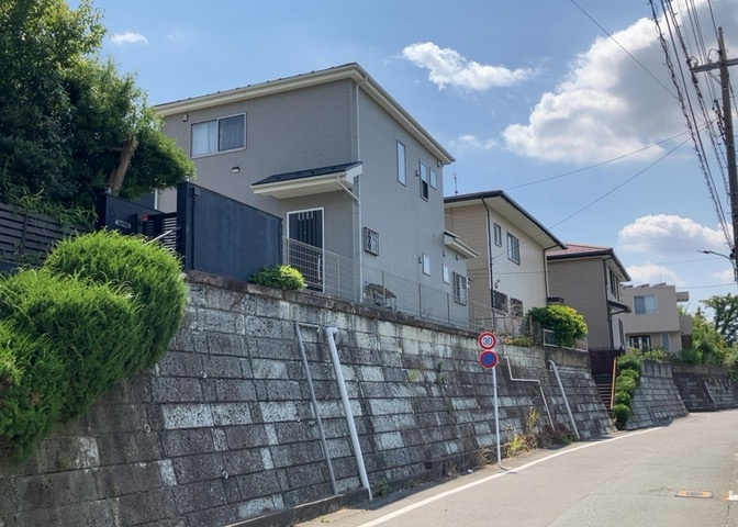 建物の基礎工事の方法は、主流となっているベタ基礎（防湿基礎）と布基礎の2種類に分類され、床下の通気性や耐久性などに違いがあります。建物の基礎部分の構造や付帯設備など詳細については現地でご確認ください。