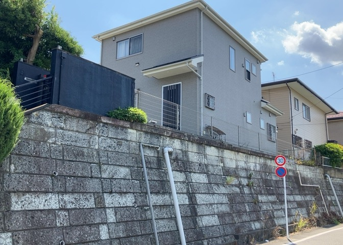 玄関ポーチにおいて最も重視すべきと言っても良いのが広さです。適切な広さの玄関ポーチでないと外見的なバランスは崩れてしまいますし、何より使いにくくなってしまいますので、現地で実際に下見をしてみましょう！