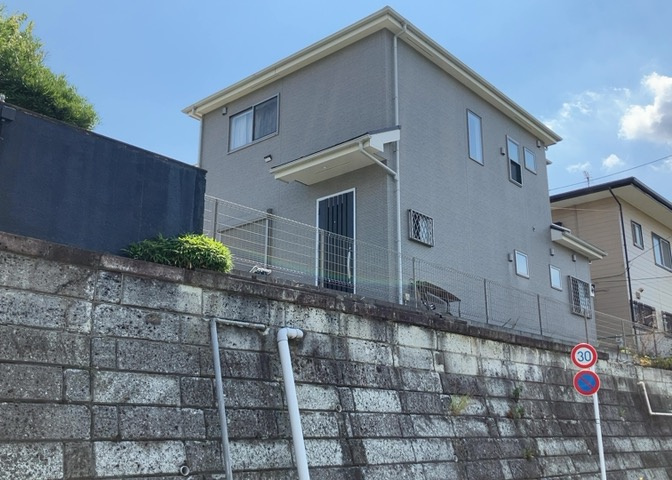 床下換気口は、床下に湿気がこもることを防ぎ、効果的に換気を行うために設置されています。床下換気口が設置されていない建物は、基礎パッキング工法などにより換気を行なっています。詳細は現地でご確認ください。
