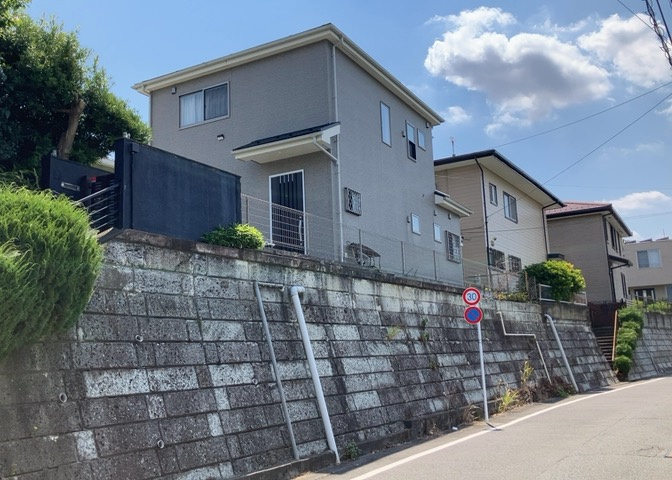 南側道路の場合は長い時間光を入れ込むことができるため、庭やリビングを道路側に持ってくることが多く土地価格も高い傾向にあります。一方北側道路だとリビングや庭が南側になりプライバシーを守ることができます。