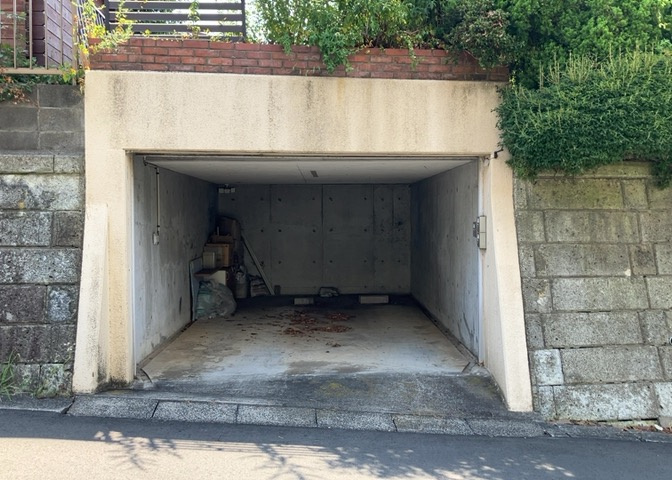 車一台あたりに必要なスペースは、標準サイズの普通自動車で横幅2m50cm、長さ5mは必要になります。ただし、乗降のことも考慮して横幅3m30cm、長さ5m50cmほどは確保できるところを選びましょう。