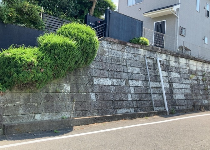 庭のある家に住むことのメリットとして、子どもたちの遊び場を確保できること、ガーデニングや家庭菜園を楽しめること、明るさを確保できることがあります。また、配置を工夫することでプライバシーが確保できます。